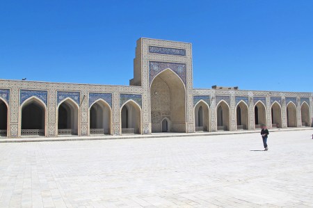 UZBEKISTAN 176 (LA BUJARA MONUMENTAL) MEZQUITA DE KALYAN, LA COLUMNATA DEL PATIO HACE QUE PAREZCA AUN MÁS GRANDE Y CREA LA SENSACION DE RELIGIOSIDAD SOLEMNE