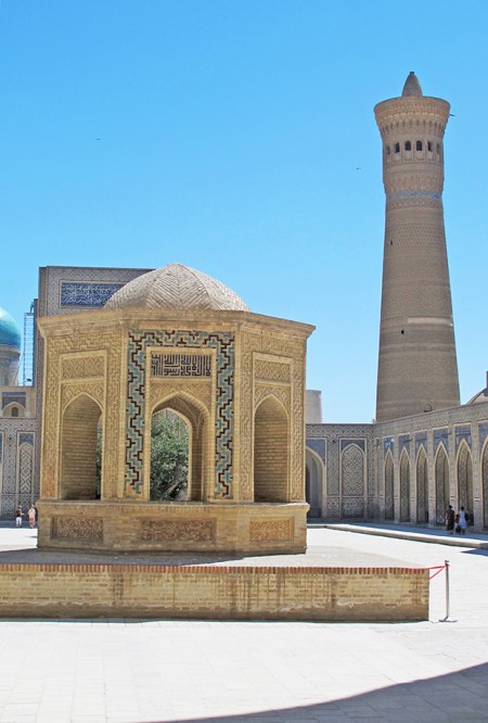 UZBEKISTAN 178 (LA BUJARA MONUMENTAL) MEZQUITA DE KALYAN, DESDE EL PATIO CENTRAL SE VE AL FONDO EL MINARETE KALYAN