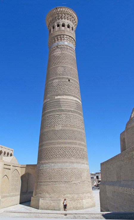 UZBEKISTAN 190 (LA BUJARA MONUMENTAL) EL MINARETE DE KALYAN, EN LA EDAD MEDIA LAS CARAVANAS QUE VIAJABAN POR LA RUTA DE LA SEDA UTILIZAN EL MINARETE COMO UNA MARCA DESDE MUCHOS KILOMETROS DE DISTANCIA