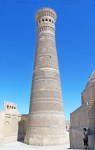 UZBEKISTAN 191 (LA BUJARA MONUMENTAL) EL MINARETE DE KALYAN, TIENE 47 METROS DE ALTURA, CON UNA BASE DE IR BAJO TIERRA DE 10 METROS. SE REMATA CON UNA ROTONDA CON 16 VENTANAS EN ARCO, SU ZOCALO ES DE 9 METROS DE DIAMETRO