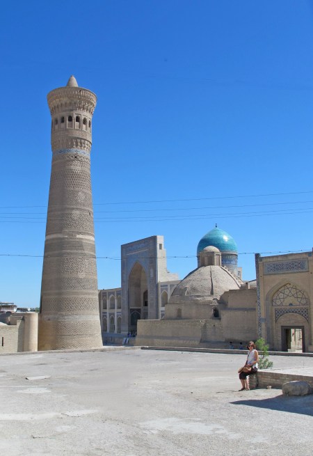UZBEKISTAN 194 (LA BUJARA MONUMENTAL) EL MINARETE DE KALYAN, HA ESTADO ALLÍ DURANTE NUEVE SIGLOS. NI LOS DESASTRES NATURALES NI POLITICOS HAN SIDO CAPACES DE DETERORARLO