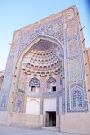 UZBEKISTAN 197 (LA BUJARA MONUMENTAL) MADRAZA ABDULAZIZKHAN, AUNQUE EL DISEÑO GENERAL SIGUE LOS CANONES DEL SIGLO XV, SUS GRANDES DIMENSIONES Y SU RICA DECORACIÓN LA CLASIFICO COMO UNO LOS MONUMENTOS MAS DESTACADOS DEL PAIS