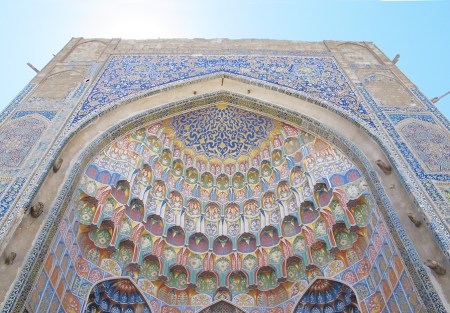 UZBEKISTAN 198 (LA BUJARA MONUMENTAL) MADRAZA ABDULAZIZKHAN, EN EL PORTAL TIENE DECORACIONES CON ENTRELAZAMIENTO DE TALLOS CON LOS BROTES Y LAS HOJAS, EN EL MEDIO HAY ARTISTICAMENTE INSERTADAS IMÁGENES DE AVES FABULOSAS