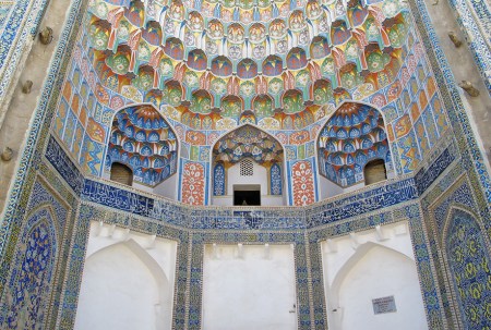 UZBEKISTAN 199 (LA BUJARA MONUMENTAL) MADRAZA ABDULAZIZKHAN, EL EMIR ABDULAZIZKHAN ERA CONOCIDO COMO PERSONA SEVERA Y TAMBIEN COMO UN POETA MISTICO, ENTRE SUS CORTESANOS HABIA FILOSOFOS Y POETAS