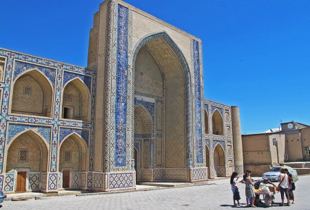 UZBEKISTAN 201 (LA BUJARA MONUMENTAL) MADRAZA ULUGBEK, LOS NOMBRES DE LOS ARQUITECTOS SON NAJMETDIN BUKHARI Y ISMAEEL BINI BINII ESTAN INSCRITOS EN LA PARED DE LA MADRAZA