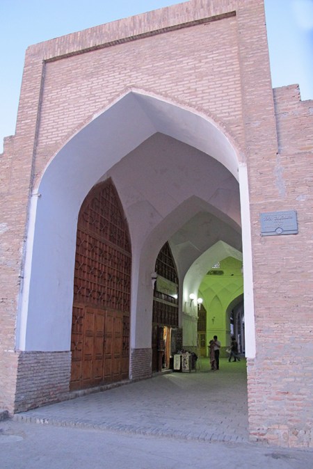 UZBEKISTAN 208 (LA BUJARA MONUMENTAL) EL MERCADO TOKI ZARGARON, UNA DE LAS ENTRADAS