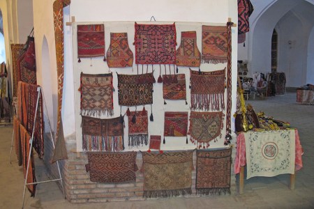 UZBEKISTAN 211 (LA BUJARA MONUMENTAL) EL MERCADO TOKI ZARGARON, SE ENCUENTRA UN POCO DE TODO