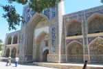 UZBEKISTAN 213 (LA BUJARA MONUMENTAL) MADRAZ KUKELDASH, ES EL MÁS GRANDE DE LA CIUDAD 80 x 60 METROS, SU ESQUEMA DE CONSTRUCCION ES TRADICIONAL PARA UN INTERNADO DE LOS DISCIPULOS DEL CORAN