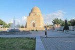 UZBEKISTAN 227 ( SAMARCANDA) EL MAUSOLEO RUKHABAD, SEGUN EL GRAN VIAJERO IBN BATTUTA EL JEQUE BURKHAN AD-DIN SAGARDJI ERA EL JEFE DE ISLAM EN PEKIN, CIUDAD DONDE MURIO, ANTES DE MORIR LE PIDIO A SU HIJO QUE LO ENTERRASE EN SAMARCANDAUZBEKISTAN 227 ( SAMARCANDA) EL MAUSOLEO RUKHABAD, SEGUN EL GRAN VIAJERO IBN BATTUTA EL JEQUE BURKHAN AD-DIN SAGARDJI ERA EL JEFE DE ISLAM EN PEKIN, CIUDAD DONDE MURIO, ANTES DE MORIR LE PIDIO A SU HIJO QUE LO ENTERRASE EN SAMARCANDA