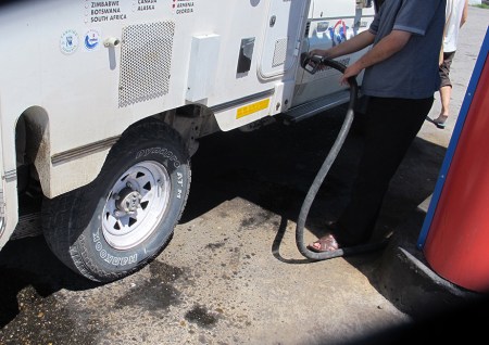 UZBEKISTAN 232 (LA VIDA EN SAMARCANDA) NUESTRA PRIMERA POMBA DE DIESEL OFICIAL, ESTABAMOS HARTOS DE PAGAR EL COMBUSTIBLE EN EL MERCADO NEGRO Y ADEMAS MUCHO MAS CARO