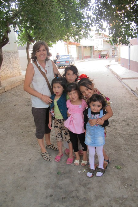 UZBEKISTAN 233 (LA VIDA EN SAMARCANDA) EN LOS BARRIOS MAS POPULARES LOS NINOS SON MUY COMUNICATIVOS