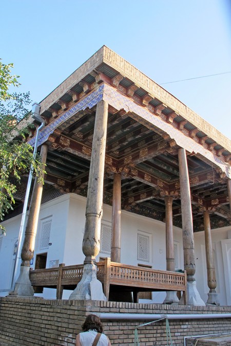 UZBEKISTAN 235 (LA VIDA EN SAMARCANDA) ESTAS CAMAS AL EXTERIOR DE LAS CASAS SE USAN EN VERANO CUANDO HACE MUCHO CALOR