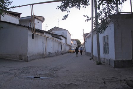 UZBEKISTAN 241 (LA VIDA EN SAMARCANDA) COMO EN TODO EL PAIS LAS TUBERIAS AEREAS DE GAS SON OMNIPRESENTES