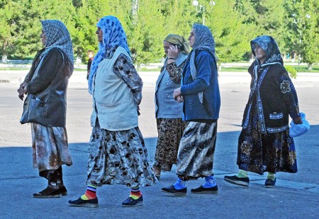 UZBEKISTAN 242 (LA VIDA EN SAMARCANDA) EL TELEFONO MOVIL NO PUEDE FALTAR