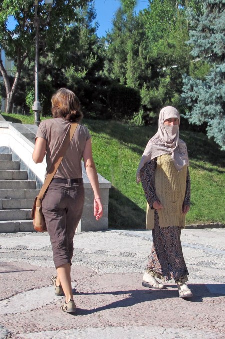 UZBEKISTAN 243 (LA VIDA EN SAMARCANDA) SIGLO VII FUE DOMINADA POR LOS ARABE, OBTIENEN EL SECRETO DE LA FABRICACION DE PAPEL A PARTIR DE DOS PRISIONEROS CHINOS CAPTURADOS EN LA BATALLA DEL TALAS EN EL AÑO 751