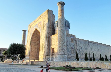 UZBEKISTAN 244 ( SAMARCANDA) LA MADRAZA SHER DOR, FUE RALIZADA POR EL ARQUITECTO LOCAL ABDOULJABAR