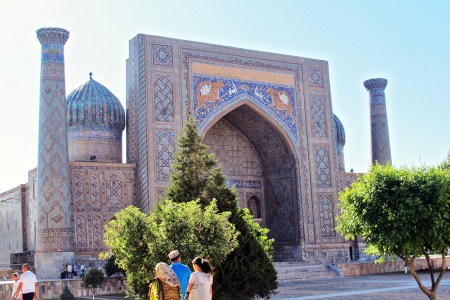 UZBEKISTAN 247 ( SAMARCANDA) LA MADRAZA SHER DOR, TIENE DOS CUPULAS Y DOS MINARETES