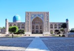 UZBEKISTAN 251 (SAMARCANDA) MADRAZA TILLYA KARI, LA FACHADA PRINCIPAL TIENE UNA COMPOSICION SIMETRICA CON EL PORTAL CENTRAL, LOS LATERALES FRONTALES CON DOS NIVELES FRENTE A LOS NICHOS DE ARCO CUADRADOS, BALCONES Y TORRES DE ESQUINA