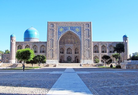 UZBEKISTAN 251 (SAMARCANDA) MADRAZA TILLYA KARI, LA FACHADA PRINCIPAL TIENE UNA COMPOSICION SIMETRICA CON EL PORTAL CENTRAL, LOS LATERALES FRONTALES CON DOS NIVELES FRENTE A LOS NICHOS DE ARCO CUADRADOS, BALCONES Y TORRES DE ESQUINA