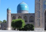 UZBEKISTAN 252 (SAMARCANDA) MADRAZA TILLYA KARI, LA SIMETRIA DE LA FACHADA ES GRACIOSAMENTE ROTA CON LA COLOCACIÓN FUERA DEL EJE SU GRAN CUPULA AZUL