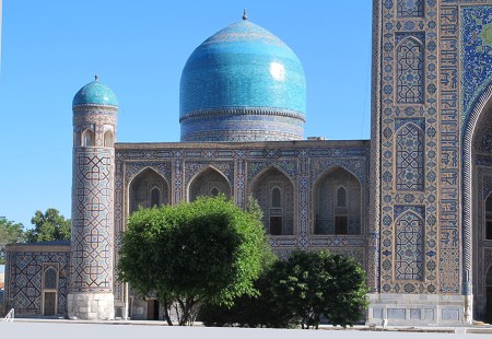 UZBEKISTAN 252 (SAMARCANDA) MADRAZA TILLYA KARI, LA SIMETRIA DE LA FACHADA ES GRACIOSAMENTE ROTA CON LA COLOCACIÓN FUERA DEL EJE SU GRAN CUPULA AZUL