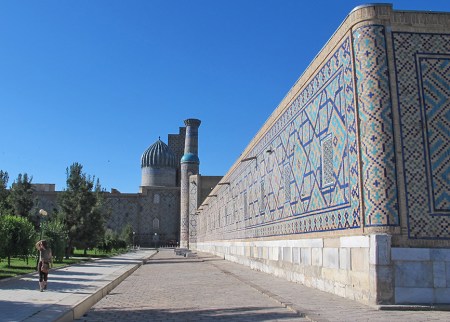 UZBEKISTAN 257 (SAMARCANDA) MADRAZA TILLYA KARI, PASEANDO POR EL LATERAL DERECHO