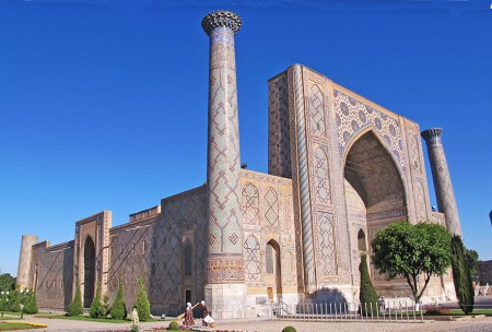 UZBEKISTAN 261 (SAMARCANDA) MADRAZA ULUGH BEG, EL NIETO MAS QUERIDO DE TAMBERLAN LLAMADO ULUGH BEG, CONSTRUYO DE 1417 - 1420 ESTA MADRAZA QUE LLEVA SU NOMBRE