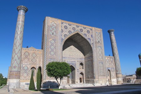 UZBEKISTAN 263 (SAMARCANDA) MADRAZA ULUGH BEG, EL EDIFICIO TIENE CUATRO CUPULAS, UN MAJESTUOSO PORTICO CON ARCO DE MEDIO PUNTO, EN LAS CUATRO ESQUINAS HAY MAGNIFICOS Y ALTOS MINARETES