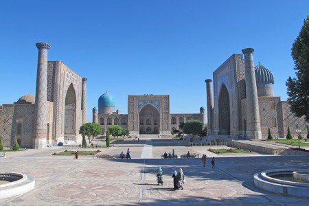 UZBEKISTAN 271 (SAMARCANDA) REGISTAN, SU NOMBRE ES EL LUGAR DE LA ARENA, PORQUE SE USABA ESTA PARA OCULTAR LA SANGRE DE LAS VICTIMAS DE EJECUCIONES PUBLICAS, QUE HAN HABIDO HASTA PRINCIPIOS DEL SIGLO XX