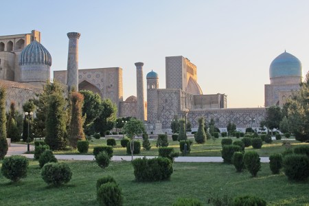 UZBEKISTAN 275 (SAMARCANDA) REGISTAN, VISTA DESDE LOS JARDINES