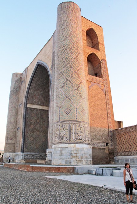 UZBEKISTAN 279 (SAMARCANDA) LA MEZQUITA BIBI-KHANYM, TAMERLAN CONSTRUYO ENTRE 1399 Y 1404 ESTA GIGANTESCA OBRA EN SU NUEVA CAPITAL SAMARCANDA, DICEN QUE LA MEZQUITA FUE DECORADA CON PIEDRAS PRECIOSAS QUE COJIDAS DURANTE SU CONQUISTA DE LA INDIA