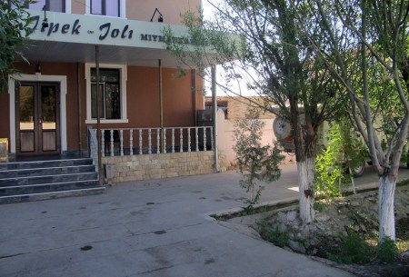 UZBEKISTAN 36 (CIUDAD DE NUKUS) UNA BUENA DIRECCION PARA ACAMPAR EN SEGURIDAD EN MEDIO DE LA CIUDAD