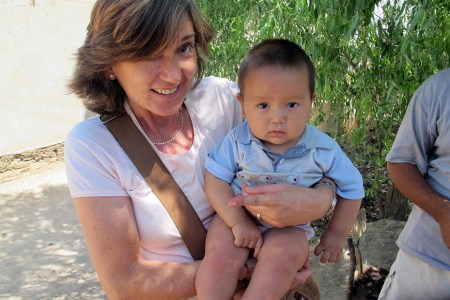 UZBEKISTAN 45 (CIUDAD DE NUKUS) FOTO CON UNO DE LOS HIJOS DE LOS CONTRABANDISTA, QUE SON MUY SIMPATICOS AUNQUE SEAN UNOS VERDADEROS CHORIZOSUZBEKISTAN 45 (CIUDAD DE NUKUS) FOTO CON UNO DE LOS HIJOS DE LOS CONTRABANDISTA, QUE SON MUY SIMPATICOS AUNQUE SEAN UNOS VERDADEROS CHORIZOS