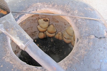 UZBEKISTAN 48 (CIUDAD DE NUKUS) EN EL BAZAR HAY UN RIQUISIMO PAN EN TODAS PARTES