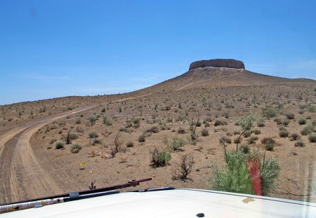 UZBEKISTAN 51 (SHILPIQ) LA RELIGION ZOROASTRICA CONSIDERA AL CADAVER HUMANO IMPURO, POR ESO ESTA PROHIBIDO QUE CONTAMINEN LA TIERRA, ES LA RAZON QUE LOS CUERPOS SON LLEVADOS A LAS TORRES DEL SILENCIO, DONDE SU CARNE ES CONSUMIDA POR LOS BUITRES