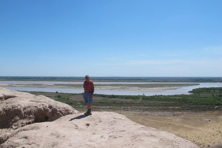 UZBEKISTAN 61 (SHILPIQ) UZBEKISTAN 61 (SHILPIQ) DESDE LA CIMA VISTA PANORAMAMICA DEL VALLE DEL AMU DARYA, CREADO ARTIFICIALMENTE EN MEDIO DEL DESIERTO POR LOS RUSOS, QUE PRODUJO LA CATASTROFICA DESAPARICION DEL MAR DE ARAL