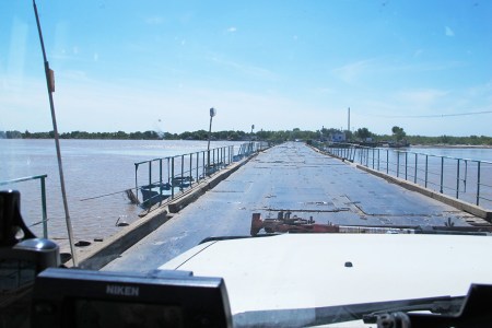 UZBEKISTAN 71 (DE CAMINO A KHIVA) PASANDO EL RIO AMU DARYA POR UN PUENTE FLOTANTE BASTANTE INQUIETANTE CONSTRUIDO EN LA EPOCA DE LA OCUPACION RUSA