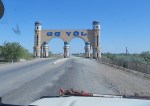 UZBEKISTAN 72 (DE CAMINO A KHIVA) ES FRECUENTE VER UN ARCO INDICANDO LA ENTRADA A OTRA REGION