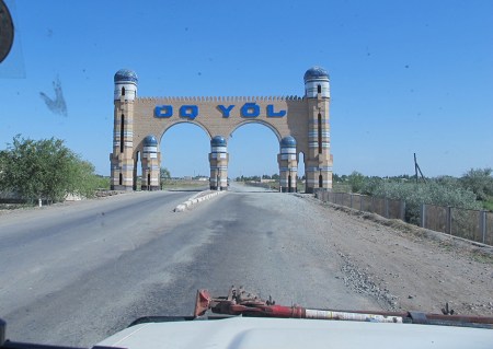 UZBEKISTAN 72 (DE CAMINO A KHIVA) ES FRECUENTE VER UN ARCO INDICANDO LA ENTRADA A OTRA REGION