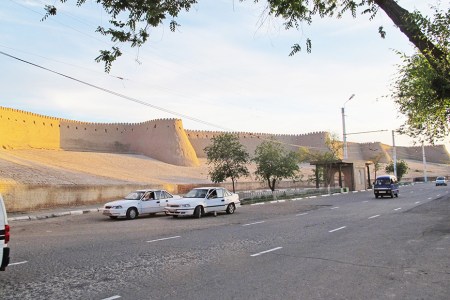 UZBEKISTAN 74 (KHIVA) DETRAS DE LAS MURALLAS DE PIEDRA DE 12 M ALTURA, ESTA PARTE DEL ANTIGUO OASIS QUE ERA LA ULTIMA ETAPA DE LAS CARAVANAS DELA SEDA ANTES DEL DESIERTO EN DIRECCION A IRAN
