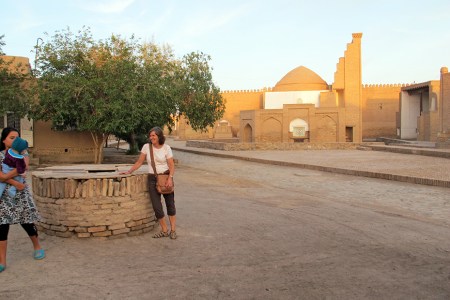UZBEKISTAN 80 (LA VIDA EN KHIVA) AUN HAY GENTE QUE BUSCA EL AGUA EN POZOS ARTESANOS