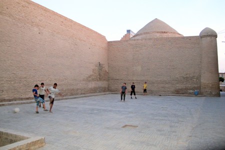 UZBEKISTAN 82 (LA VIDA EN KHIVA) FUTBOL Y MAS FUTBOL…