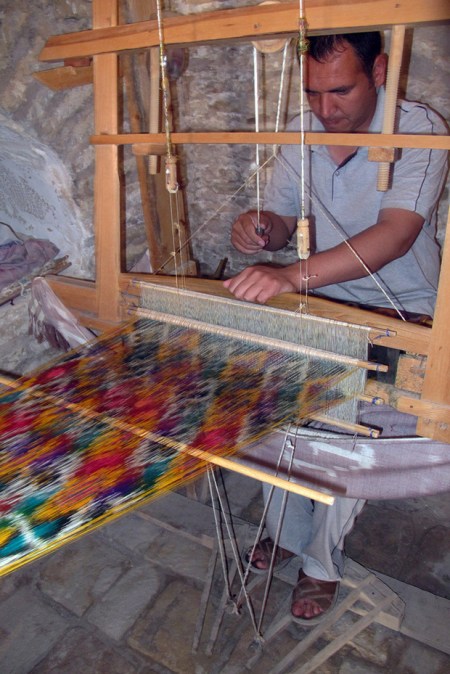 UZBEKISTAN 86 (LA VIDA EN KHIVA) TEJEDOR ARTESANAL CON SEDA