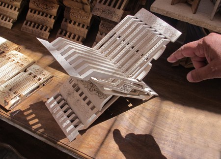 UZBEKISTAN 88 (LA VIDA EN KHIVA) ESTOS POSA LIBROS ESTAN HECHOS DE UN TRONCO, DE UNA SOLA PIEZA, SIN NINGUN COLAJE Y TOTALMENTE ARTICULADO, PUEDE TARDARSE HASTA MESES PARA HACER UNO