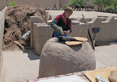 UZBEKISTAN 89 (LA VIDA EN KHIVA) UN HORNO DE PAN CALLEJERO