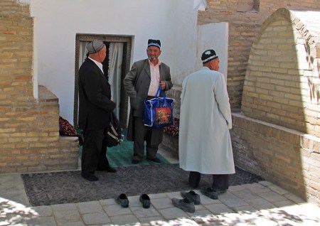 UZBEKISTAN 90 (LA VIDA EN KHIVA) ENTRANDO EN LA MADRASSA