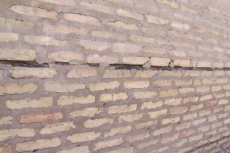 UZBEKISTAN 92 (LA VIDA EN KHIVA) EXCELENTE IDEA, PONER MADERA ENTRE LOS LADDRILLOS IMPIDE A LA HUMEDAD DEL SUELO SUBIR POR LAS PAREDES