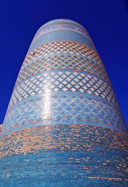 UZBEKISTAN 95 ( KHIVA MONUMENTAL) EL MINARETE KALTA MINOR, SI SE HUBIERA TERMINADO, SEGURAMENTE HABRIA SIDO EL MÁS ALTO DEL MUNDO, PERO EL KHAN CAYO MUERTO EN 1855 Y NUNCA FUE COMPLETADO