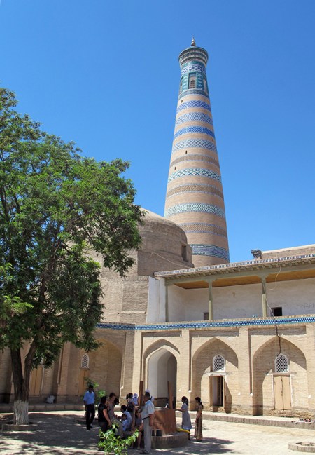 UZBEKISTAN 98 ( KHIVA MONUMENTAL) MINARETE ISLAM JODZHA, MIDE 50 M DE ALTURA