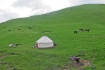 KIRGUISTAN 10 (HACIA EL PAMIR) CAMINO A GULCHA, LAS YURTAS SON CIRCULARES EN PLANTA, Y CONICAS EN LA PARTE SUPERIOR